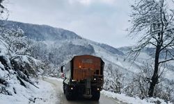 Köy yollarında tuzlama çalışmaları sürüyor