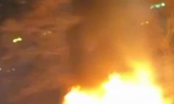 Küçükçekmece'de göl ağzındaki iki kayık alev alev yandı