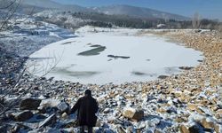 Kütahya'da dondurucu soğuklar göleti tamamen buzla kapladı