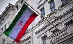 Londra'da göstericiler İran Büyükelçiliği'nde 1979 devrimi öncesine ait İran bayrağı açtı