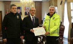 Maçta üşüyen çocuğa çorabını veren polis memuru ödüllendirildi