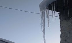 Malatya'da buz sarkıtları metreyle ölçüldü