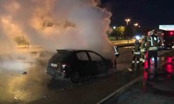Maltepe'de seyir halindeki otomobil alev alev yandı