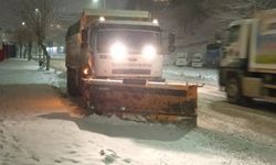 Mardin Büyükşehir Belediyesinden gece boyu karla mücadele