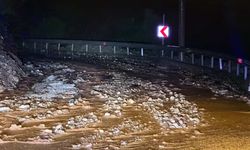 Marmaris'te sağanak yağış etkili oldu, yollar dereye döndü