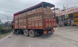 Motosiklet kamyonun altına girdi, savrulan sürücü ağır yaralandı