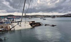 Muğla'da kuvvetli rüzgar tekne batırdı