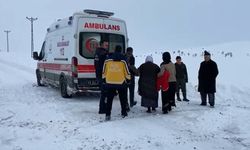 Muş'ta hasta, ambulansa iş makinesiyle ulaştırıldı
