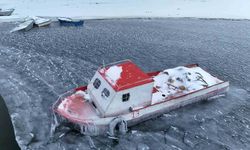 Nazik Gölü kısmen dondu, balıkçı tekneleri buzlar arasında kaldı