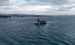 Osman Gazi yüzer üretim platformunun parçaları ile Yıldırım Sondaj Gemisi'nin kulesini taşıyan dev platform gemisi İstanbul Boğazı'ndan geçiyor.