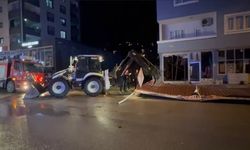 Osmaniye'de şiddetli rüzgar sundurma çatısını yerinden söktü