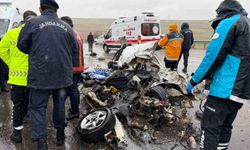 Otobüs otomobili kağıt gibi ezdi: 3 ölü, 1 yaralı