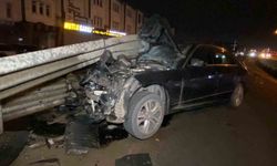 Otomobil bariyere saplandı: Sürücü yara almadan kurtuldu