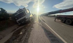 Peynir yüklü kamyon yan yattı