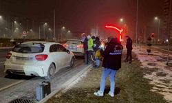 Polise çarpıp kaçan şahıs, olay yerine gelince yakayı ele verdi: 1'i polis 2 yaralı