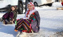 Poşet ve leğenle kayıyorlardı, kızak hediyesi türkü yaktırdı