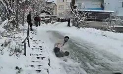 Poşetle kayan gençler hızını alamayarak bahçeye uçtu