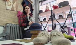 Rusya'da öğrendiği keçe ustalığını Eskişehir'de sürdürüyor