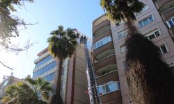 Rüzgar binanın cephesini söktü, facia kıl payı atlatıldı