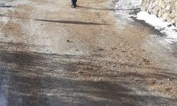 Saimbeyli'de karla mücadele aralıksız sürüyor