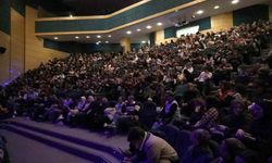 Sakarya'da 'Güne Bakan Cam Kırıkları' oyunu sahnelendi