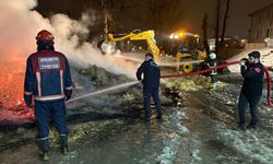 Saman yüklü kamyon alev aldı, uyuyan sürücü facianın eşiğinden döndü