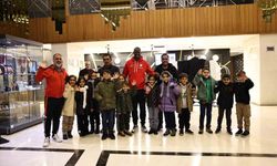 Senegalli futbolcu Mame Thiam, Dicle'de yenilettiği köy okulunun öğrencileriyle buluştu