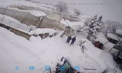 Seraların çökme anı kamerada: Kar altında kaldı, komşularının yardımıyla kurtarıldı