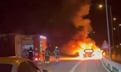 Seyir halindeki otomobil alev topuna döndü: Aracının yanışını çaresizce izledi