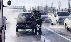 Seyir halindeki otomobil yandı
