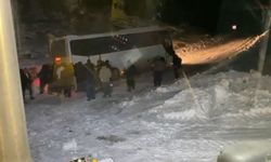 Siirt'te ekipler, cenaze taşıyan otobüs ve hastaları bir bir kurtardı