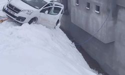 Siirt'te kayan otomobil evin duvarında asılı kaldı
