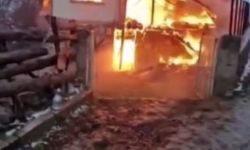 Sinop'ta iki katlı köy evi yanarak kül oldu