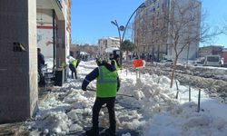 Şırnak'ta kar seferberliği: Kaldırımlar küreklerle temizlendi