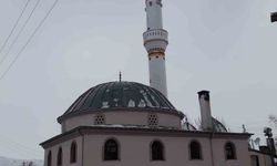 Sivas'ta şiddetli rüzgar cami minaresinin külahını uçurdu