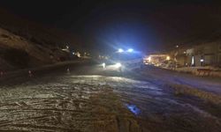 Sivas'ta yoğun kar ve tipi nedeniyle Kayseri-Malatya kara yolu trafiğe kapatıldı