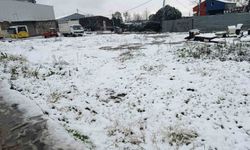 Sultangazi'de kar yağışında çocuklar sokaklara çıktı