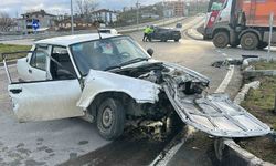 SUV araca çarpan Tofaş parçalandı: 2 yaralı