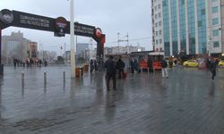 Taksim'de kar yağışı aralıklarla etkisini gösteriyor