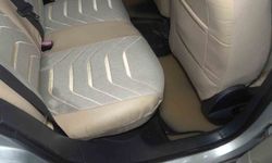 Taşan dere nedeniyle sitenin bahçesi ve araçlar su içinde kaldı