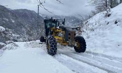 Trabzon'da kar yağışı nedeniyle kapanan mahalle yolları ulaşıma açılıyor