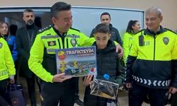 Trafik levhalarını temizleyen duyarlı öğrenciye karne günü anlamlı ziyaret