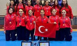 Türkiye Kadın Hokey Milli Takımı şampiyonluk kürsüsünde