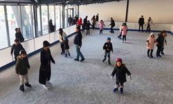 Ücretsiz buz pisti çocukların yüzünü güldürdü