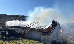 Uşak'ta ev yangını: 1 ölü, 1 yaralı