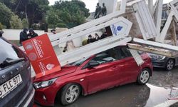 Üsküdar'da tırın üzerindeki ekskavatör tabelaya çarptı: 7 araç zarar gördü