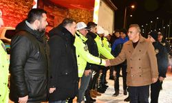 Vali Çiçek, yılbaşında görevli jandarma, polis ve sağlıkçıları ziyaret etti