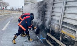 Van'da seyir halindeki tırın lastikleri yandı