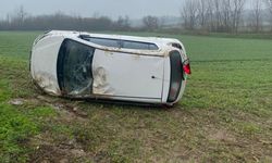 Yağışlı havada sürücüsünün kontrolünden çıkan otomobil tarlaya uçtu