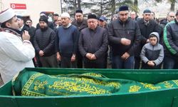 Yanan evinin önünde kedisine sarıldığı fotoğrafla tanınan Ali Meşe son yolculuğuna uğurlandı